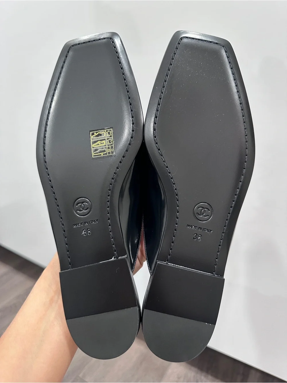 CHANEL NEW 2026 Black Patent Leather Slip-On Loafers SLIDES Gold CC HW size 38 - Picture 14 of 14